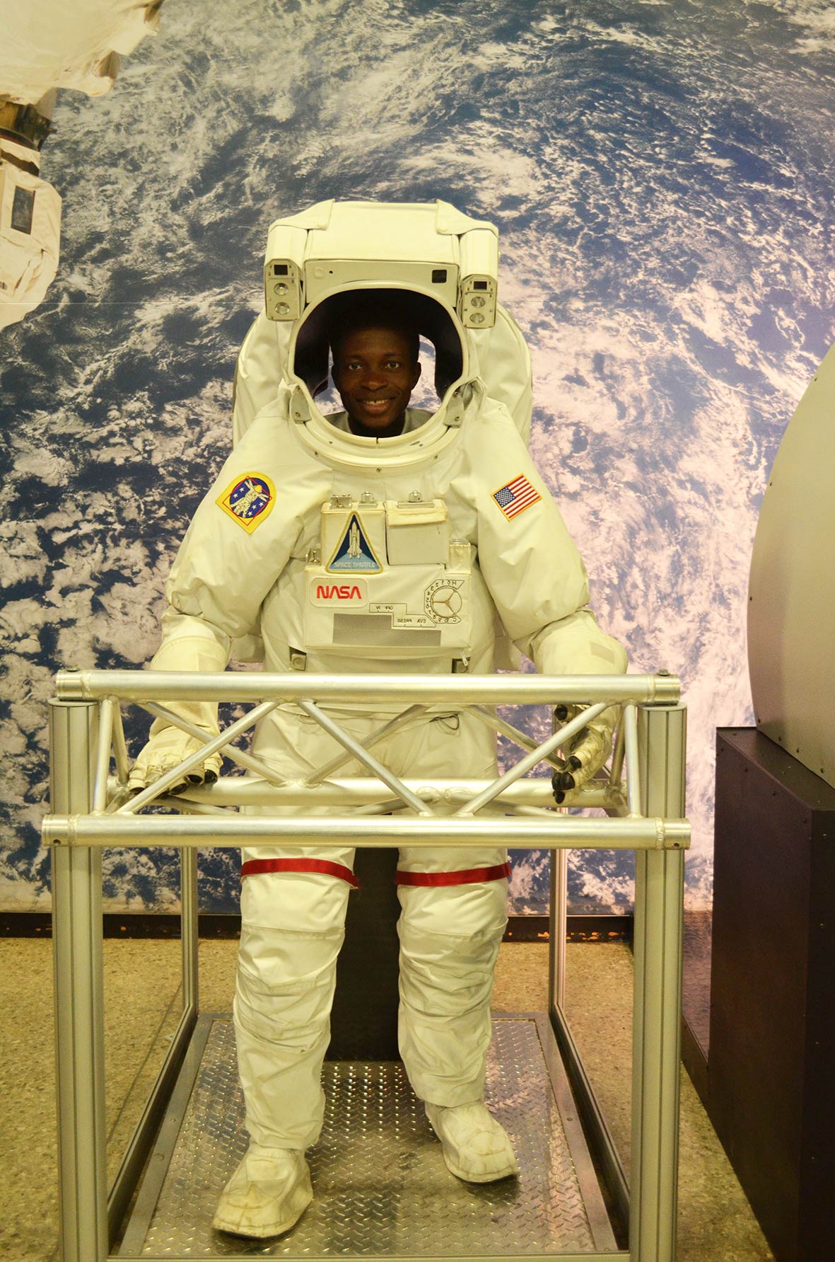 Richard Komlan au Centre spatial et des fuses des tats-Unis en Alabama avec la mascotte de la navette spatiale Crdit photo Paula Link NASA SERVIR GLOBAL